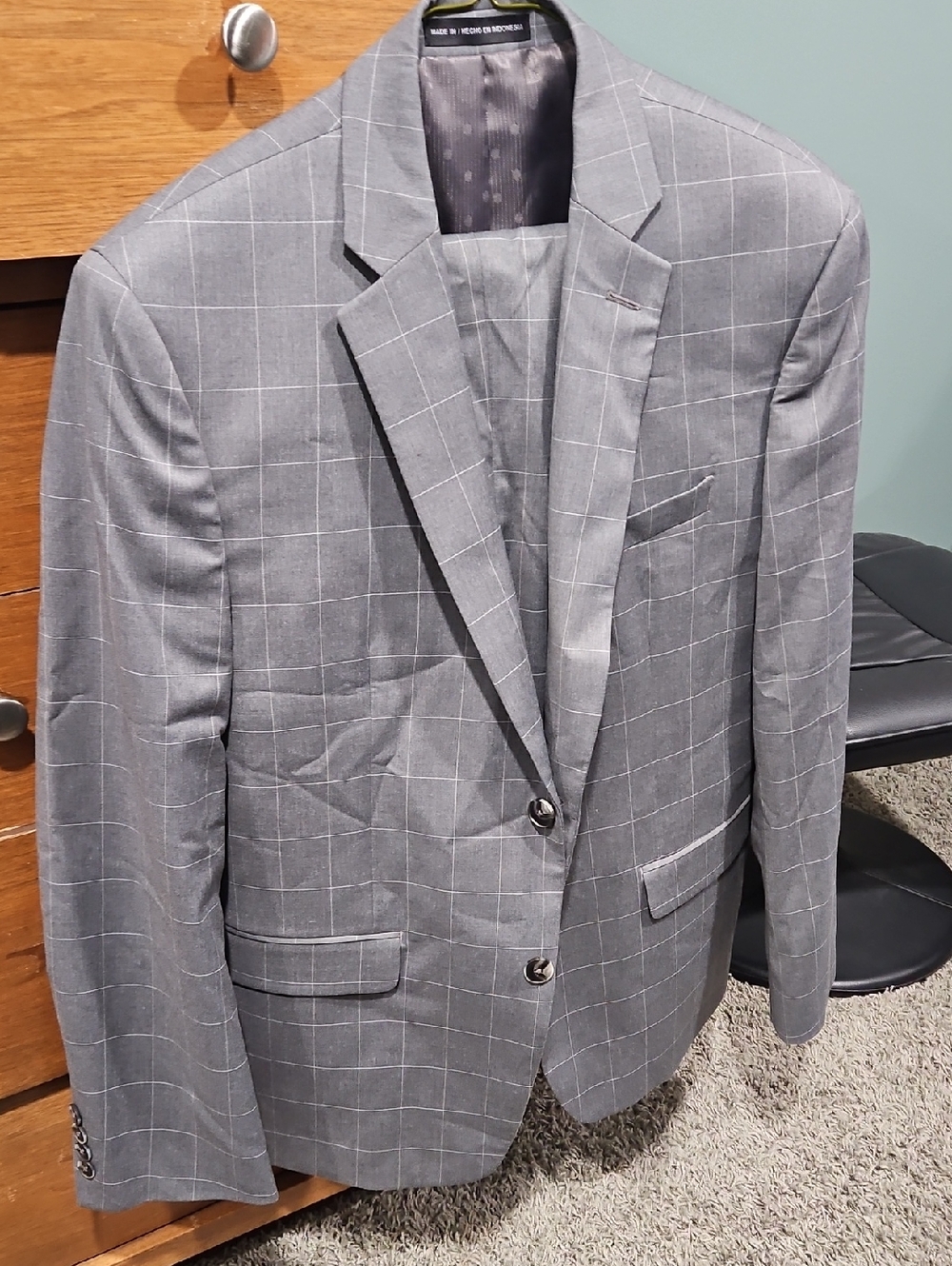 Perry Ellis Gray Two piece Suit. 40 S, 34-30
